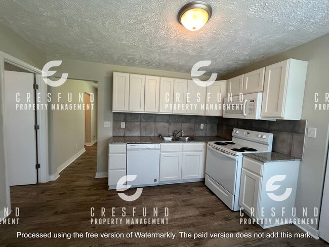 Building Photo - 2ND FLOOR Spacious & Updated 1 Bed, 1 Bath Apartment