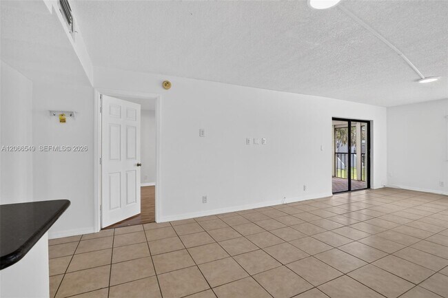 Building Photo - 220 Lakeview Dr