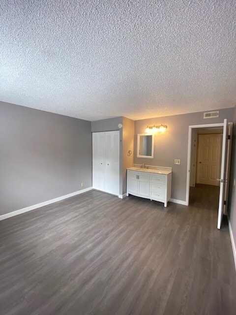 Building Photo - HOLIDAY RENT SPECIALS: BEAUTIFULLY RENOVATED STUDIO APARTMENTS