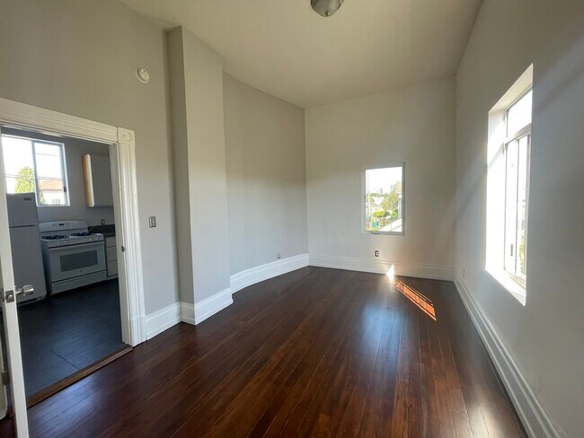 Building Photo - 1534 Center St