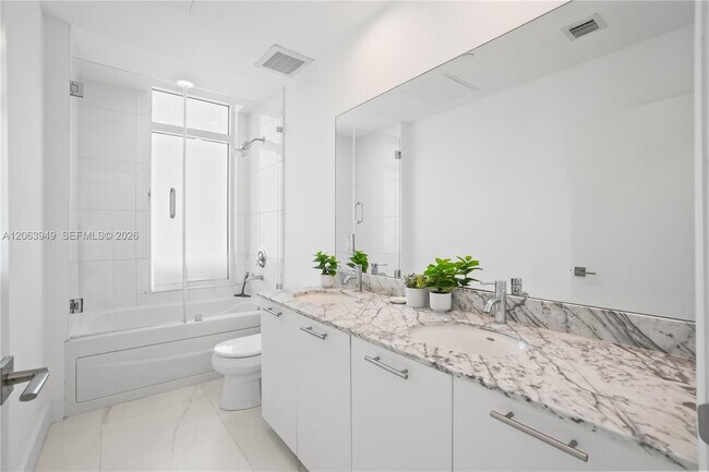 Building Photo - 950 Brickell Bay Dr