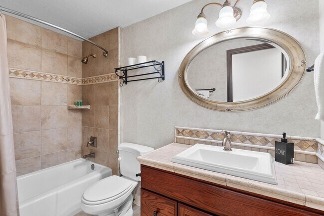 Building Photo - Brilliant Tavern Bay Home