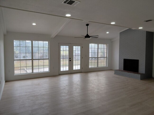 Building Photo - 3/2/2 Newly remodeled home with new appliances, flooring and much more!