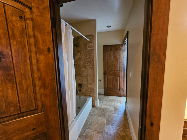 Building Photo - 738 Deer Hollow Rd