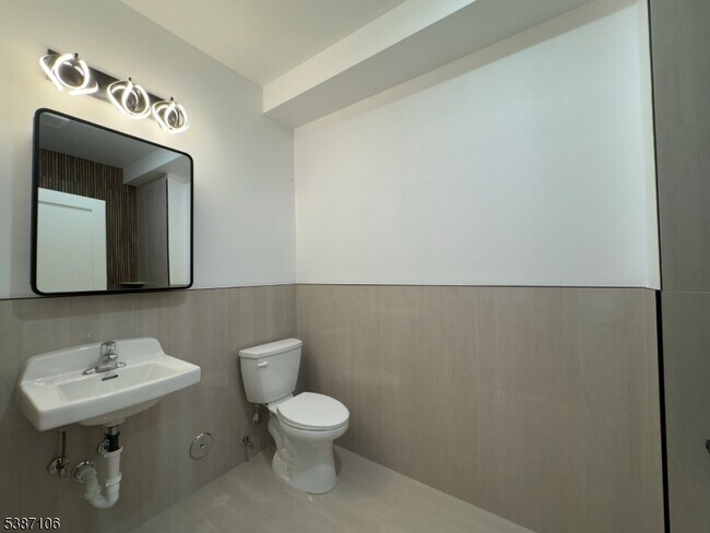 Building Photo - 52 James St