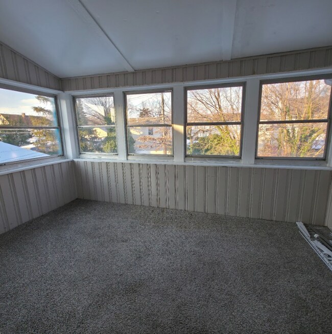 Building Photo - Single Family Home 3 beds 2 bath Available Now!