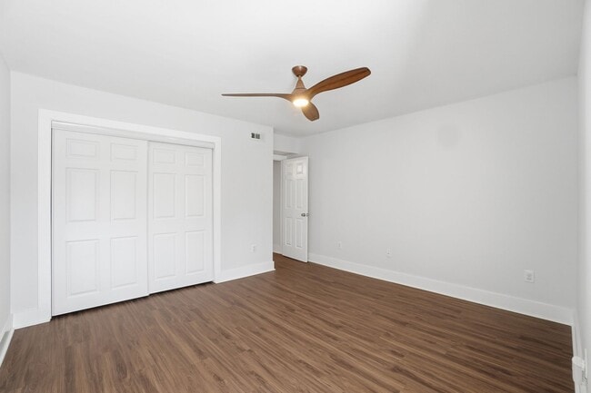 Building Photo - Beautifully Updated Condo with High-End Finishes Throughout