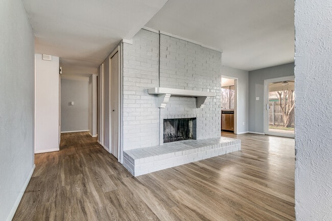 Building Photo - 803 Meadowlark Dr