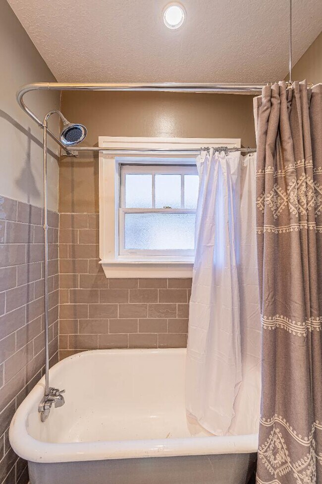 Building Photo - 722 Marquette Ave NW