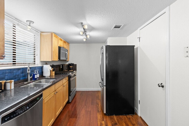 Building Photo - 708 S 1st St