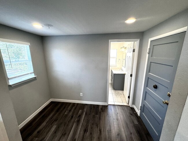 Building Photo - 3 BED/2 BATH HOME UPPER UNIT AVAIABLE FOR RENT IN OAKLAND, CA!!!! INCLUDING $500 OFF FIRST MONTHS...