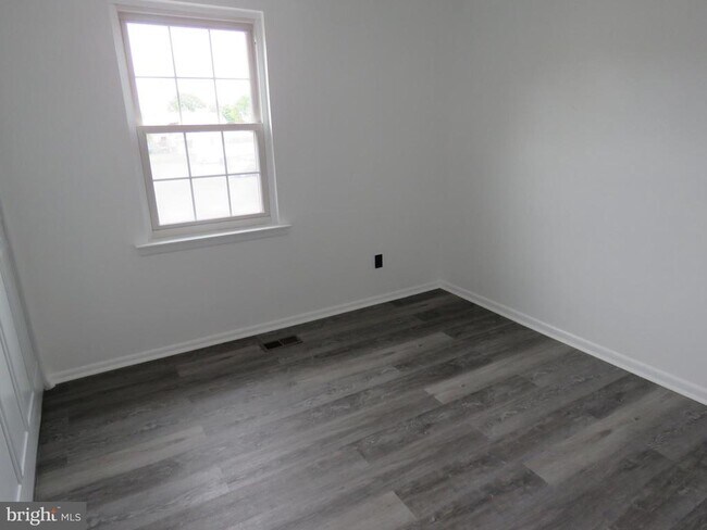 Building Photo - 6261 Patrick Henry Ct