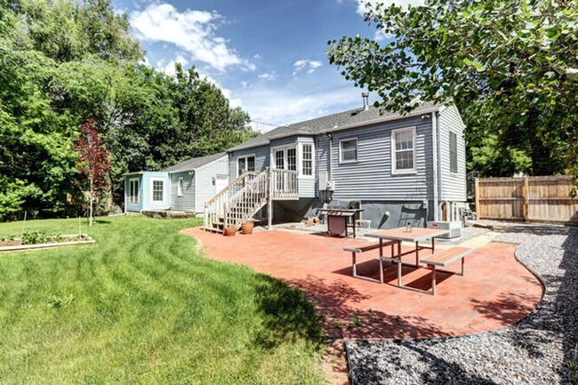 Building Photo - Beautiful 4 Bedroom 2 Bath Single Family H...