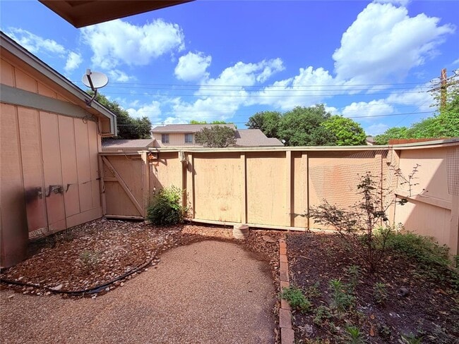 Building Photo - 9611 Blue Creek Ln