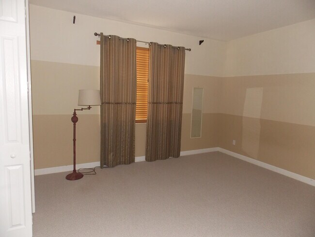 Building Photo - 323 NW Sheffield Cir