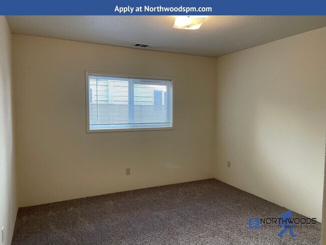 Building Photo - Very Nice 2 Bedroom 1 Bath Condo-Located i...