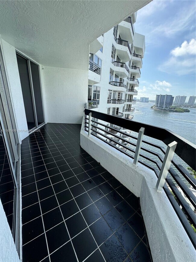 Building Photo - 3600 Mystic Pointe Dr