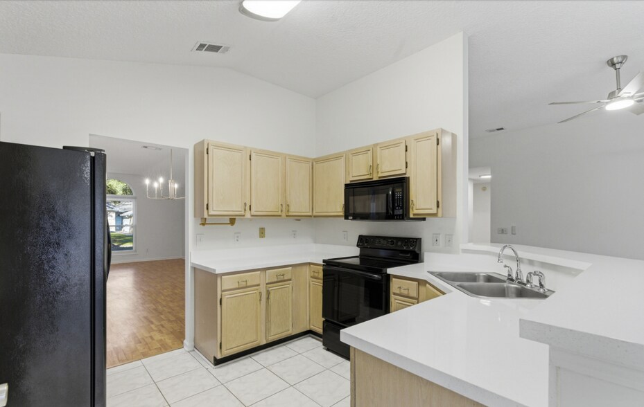 Building Photo - 8510 Majestic Oaks Dr S