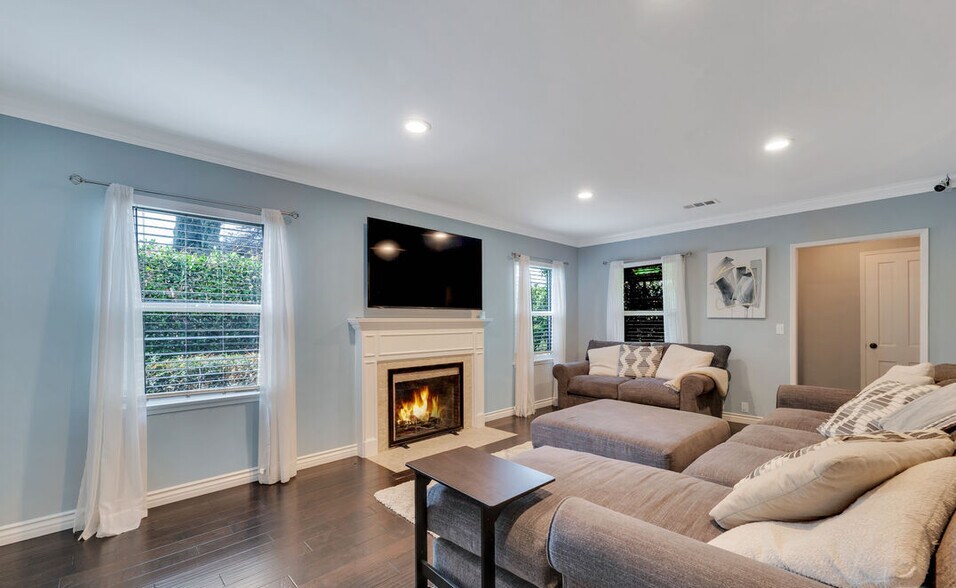 Building Photo - 4242 Van Nuys Blvd