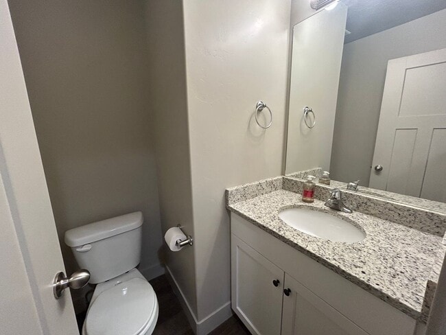 Building Photo - 3 Bedroom 2.5 Bathroom Townhome in Santaquin!