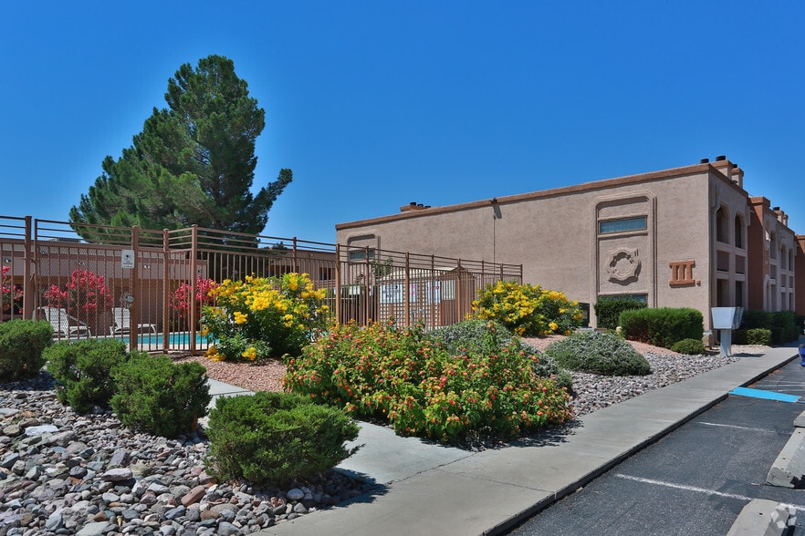 Primary Photo - Country Crest Apartment Homes