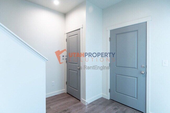 Building Photo - 1043 W 400 S