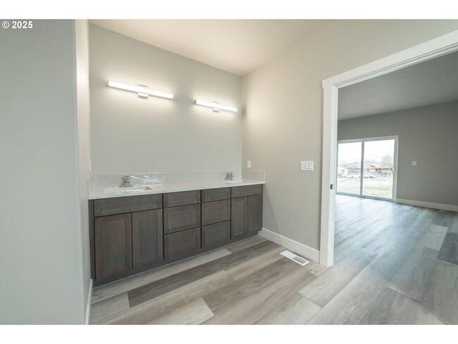 Building Photo - Stunning South Hill Home in Umatilla!!
