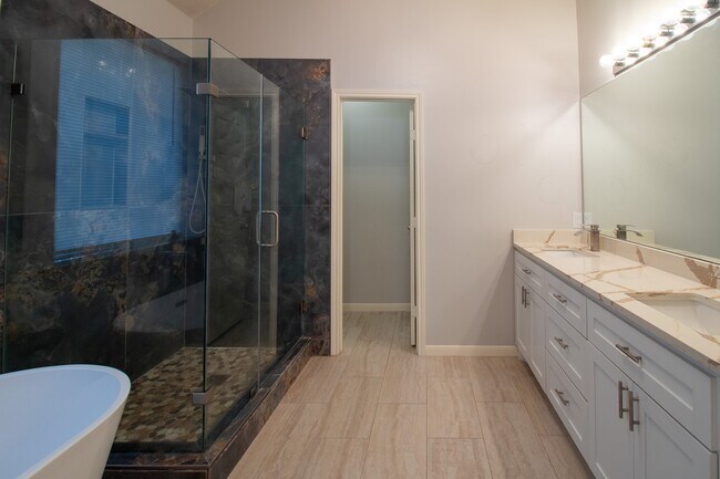 Building Photo - 2111 Grovewood Park