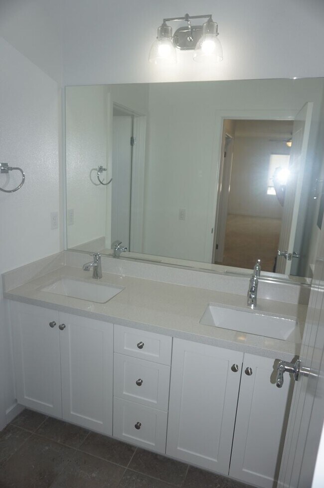 Building Photo - Stunning 4 Bedroom 3 Bath Plus Loft Home i...