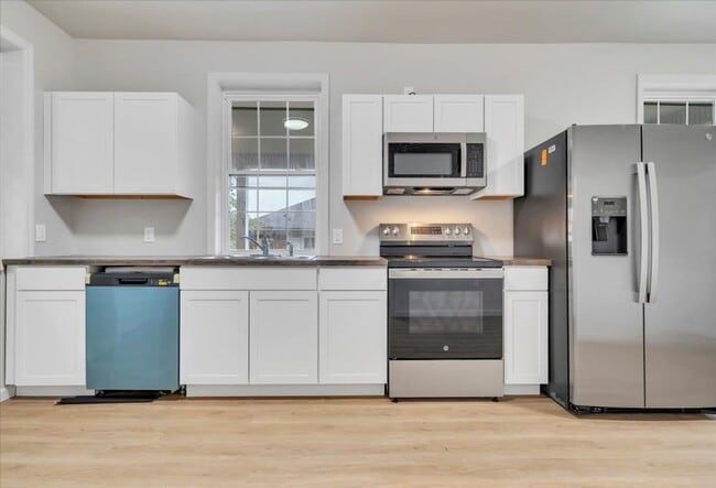 Building Photo - Updated 2 bedroom 1 bath with all new appl...
