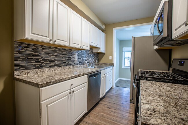 Building Photo - Charming 3 BR/3 BA Semi-Detached Home in F...