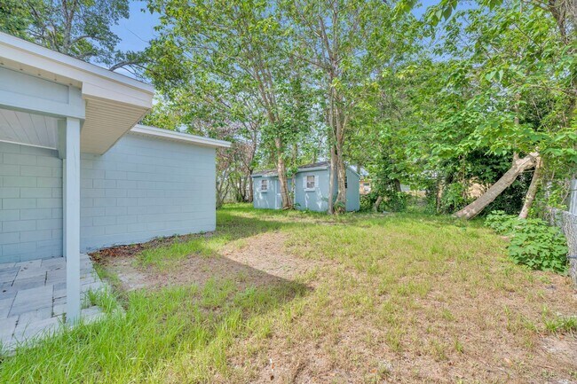 Building Photo - Charming 3 Bedroom, 2 Bathroom House!