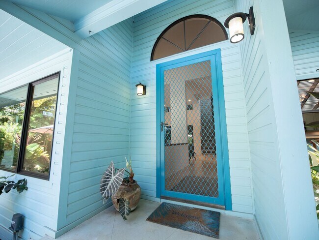 Building Photo - Beautiful Furnished, 2 Bed, 3 Bath, Gated ...