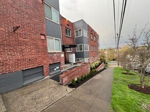 Building Photo - 2424 E Denny Way