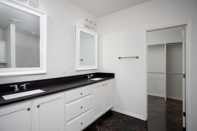Building Photo - Stunning New 3/2 Townhomes