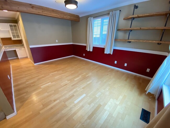 Building Photo - Beautiful 3 Bedroom Home with Custom Touches!