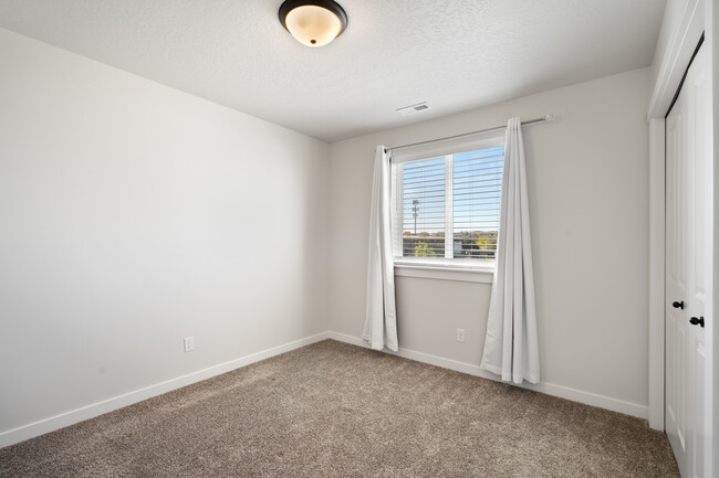 Building Photo - 5359 S Redeken Pl