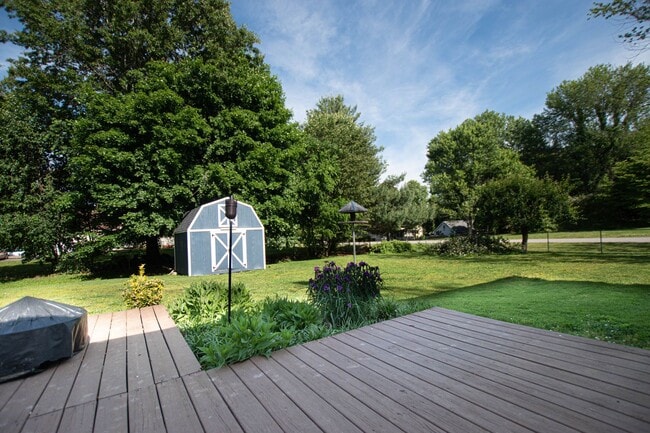 Building Photo - Pet Friendly Four Bedroom on Exit 8!