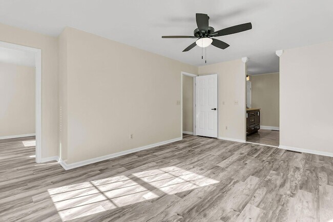 Building Photo - 121 Sully St