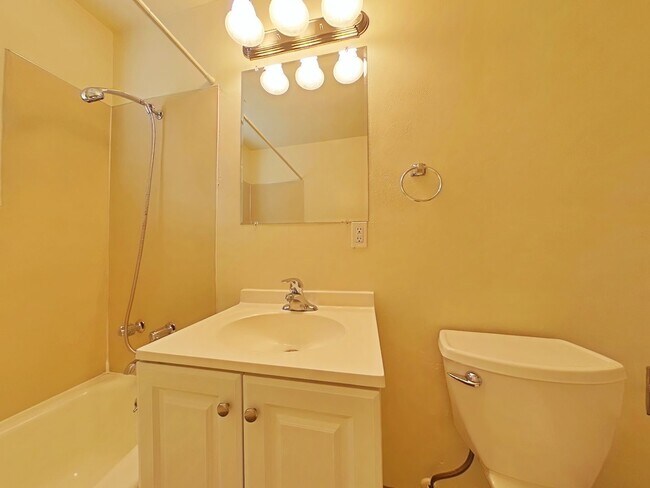Building Photo - 2 Bedroom Apartment ~ Close to 9th Street ...