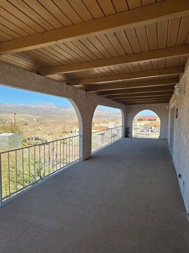 Building Photo - One of Kind 3 bed/2.5 bath home with 3 car attached garage located in BHC.