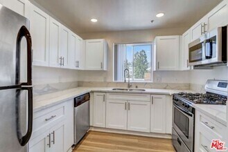 Building Photo - 16070 W Sunset Blvd