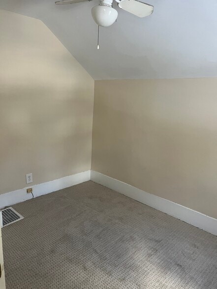 Building Photo - 379 N Lake St