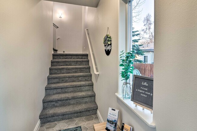 Building Photo - 2432 Glacier St