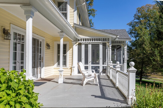 Building Photo - 267 Main St