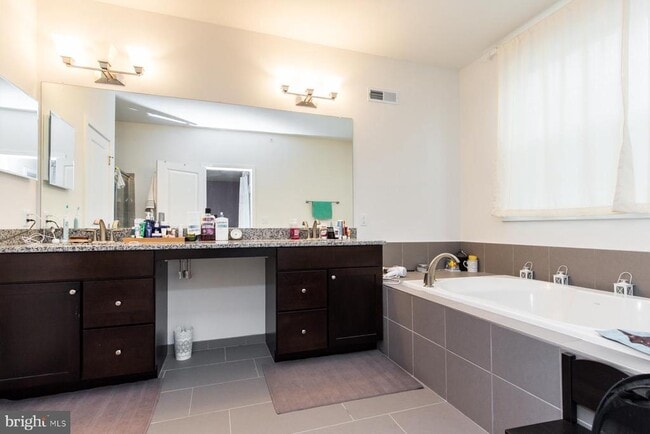 Building Photo - 207 Brinley Ct