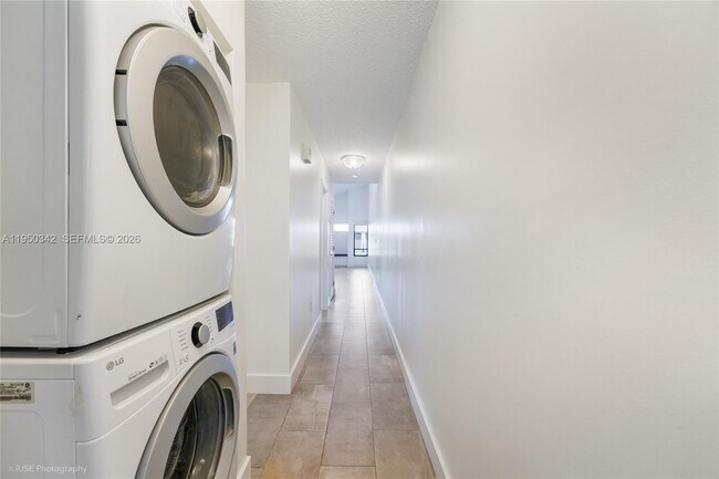 Building Photo - 1634 SW 19th Ter