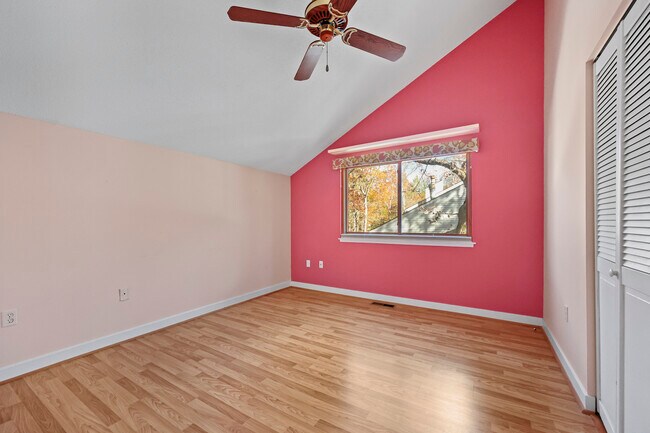 Building Photo - 27 Farmington Chase Crescent