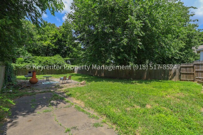 Building Photo - 1324 N Cheyenne Ave