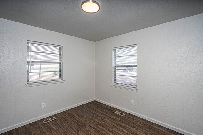Building Photo - Great  3 Bed 2 Bath in Yukon!